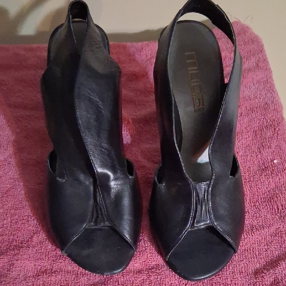 Moda Black Open-Toe Heels Quirky